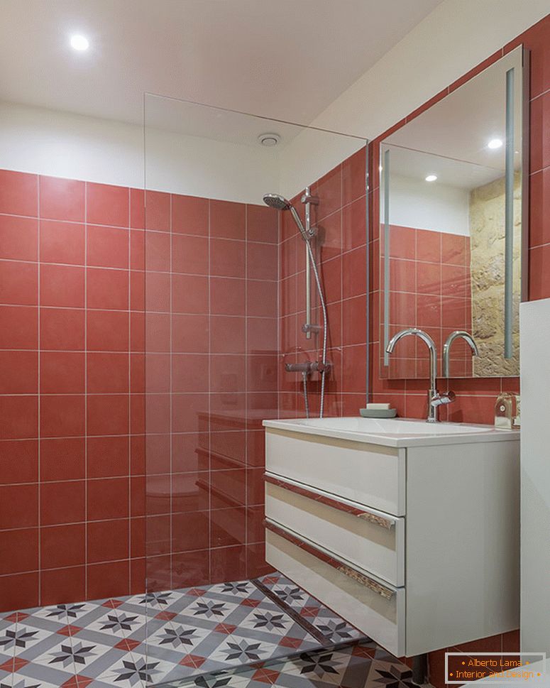 Czerwone płytki we wnętrzu małej łazienki