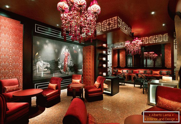 Chiński salon to przewaga koloru terakoty, latarnie, heban.