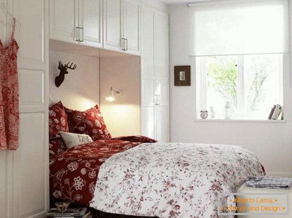 Sypialnia w kolorze białym z czerwonymi akcentami
