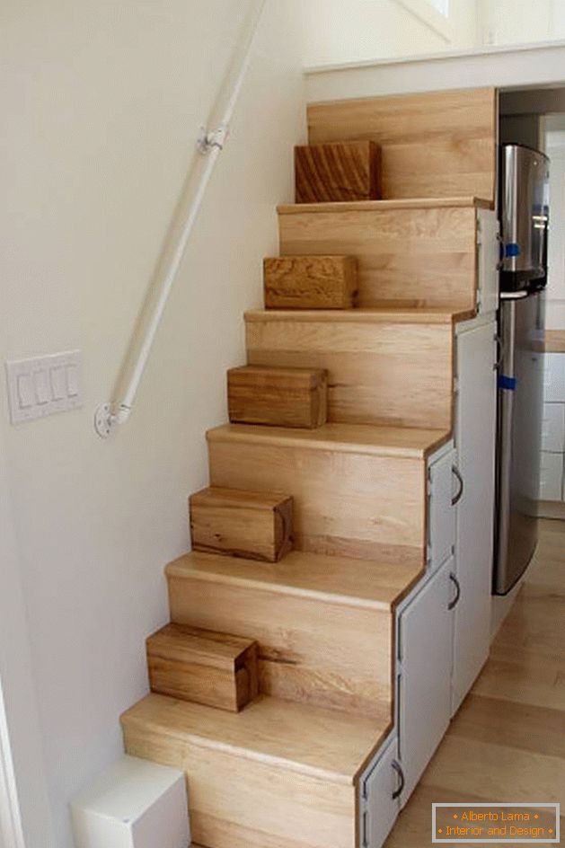 Drewniane schody na drugi poziom