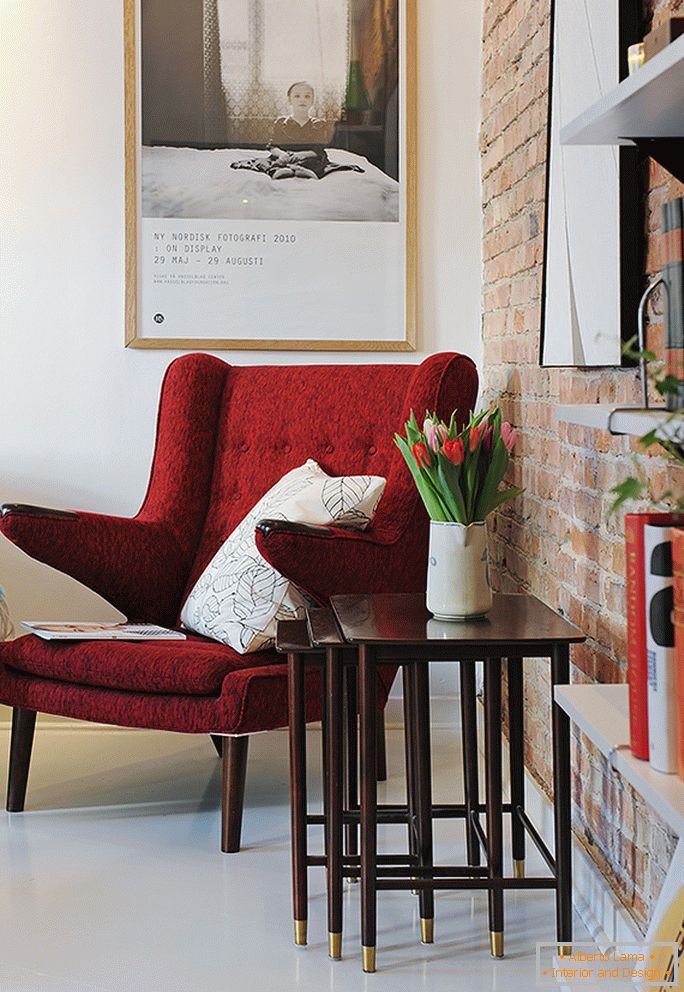 Czerwony fotel ze stolikiem do kawy