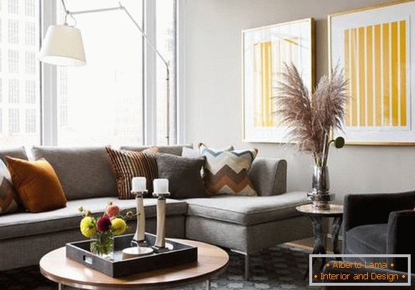 Szara sofa i dywan w połączeniu z innymi kolorami we wnętrzu