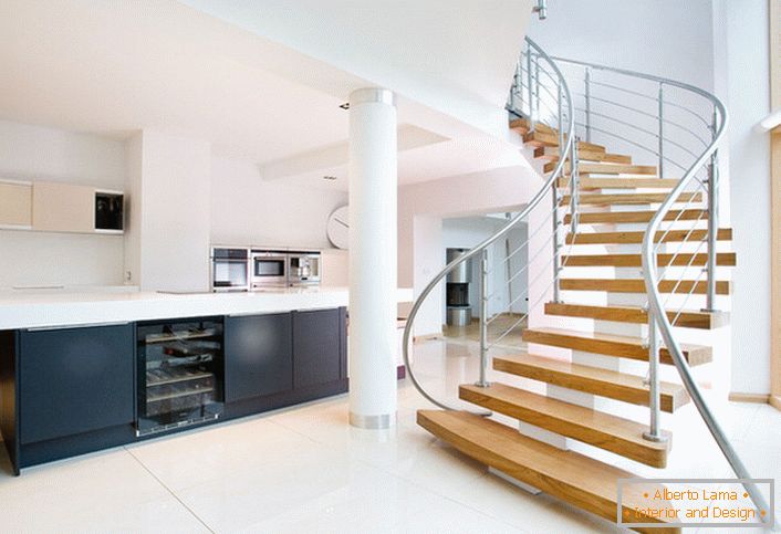 Lekkość i prostota konstrukcji schodów podkreśla lakoniczną formę przestronnego wnętrza domu.