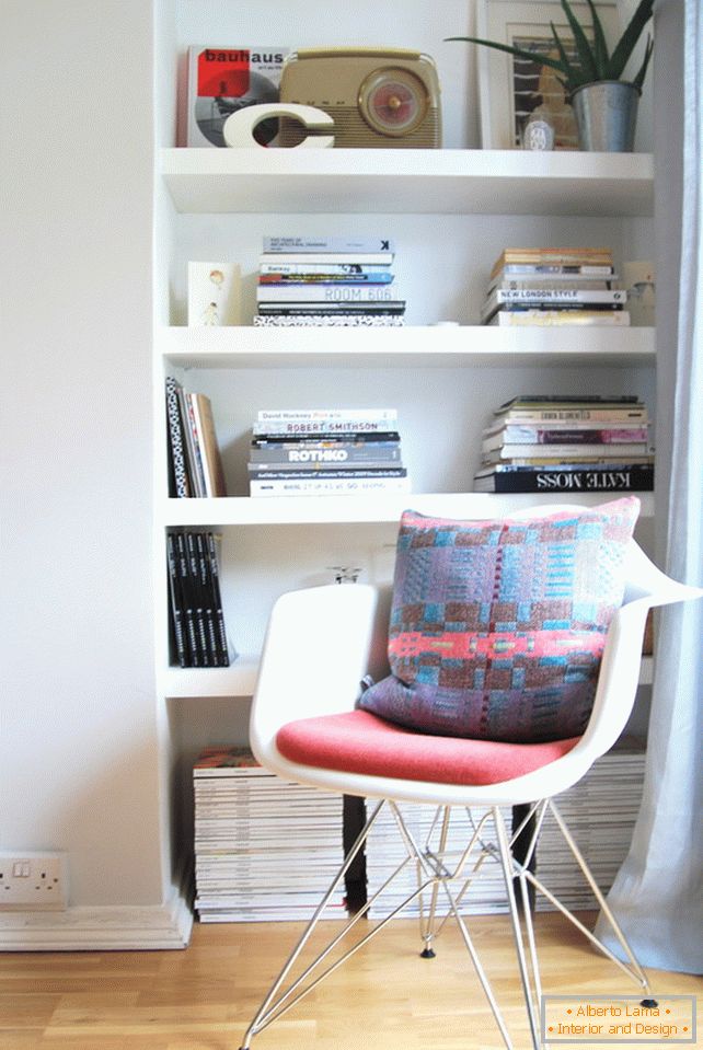 Mała półka na książki w salonie