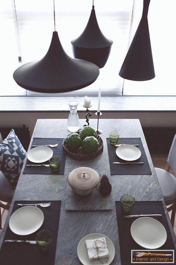Lampy o różnych kształtach nad stołem jadalnym