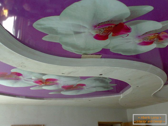 Kompozycja z kwiatami na sufitach napinanych z nadrukiem fotograficznym - ciekawe rozwiązanie do dekoracji salonu.