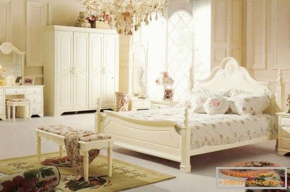 Sypialnia w stylu prowansalskim z kryształowym żyrandolem