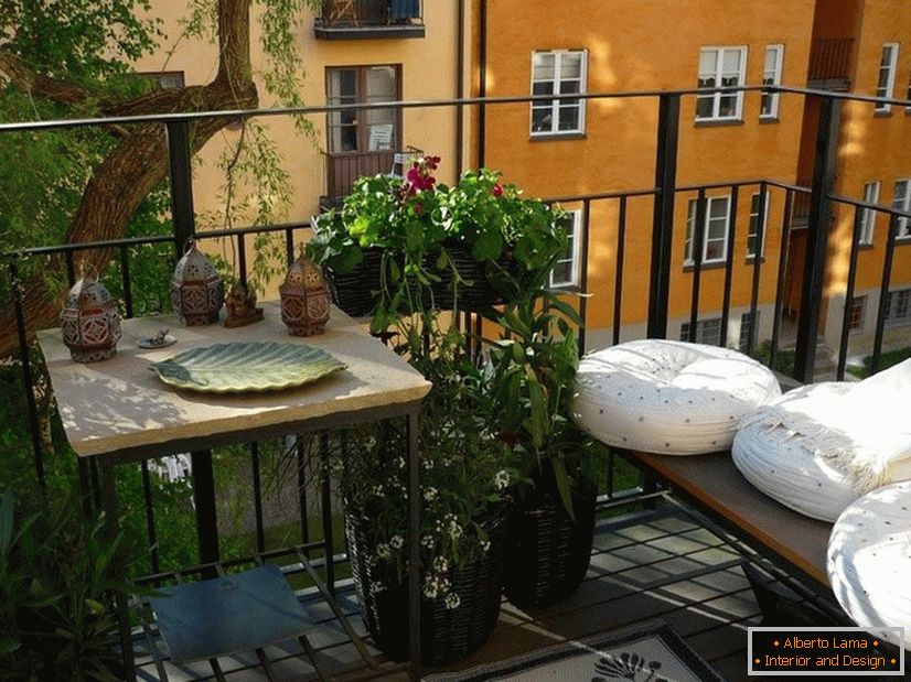 Meble z poduszkami na balkonie