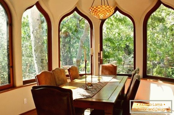 Marokański design okien - zdjęcie we wnętrzu