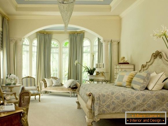 Wysokie okna łukowe - zdjęcie sypialni w klasycznym stylu
