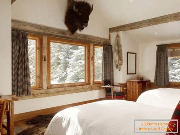 Drewniane okna w sypialni w stylu skandynawskim