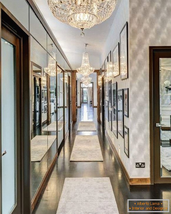 Eleganckie żyrandole w wąskim korytarzu - fotografia z lusterkami