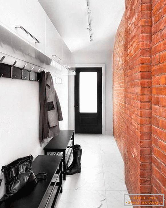 Mały wąski korytarz - fotografia w stylu loftu