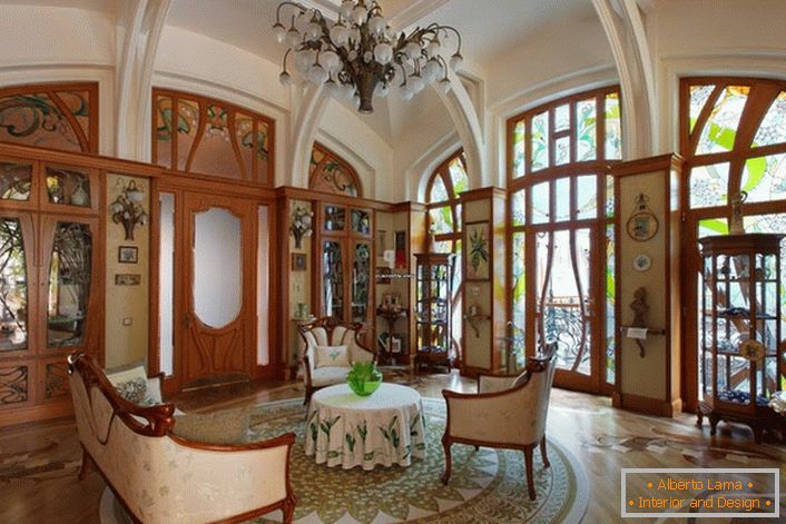 Salon w dużym domu hiszpańskiej rodziny jest urządzony w nowoczesnym stylu. Przytulny pokój na wieczorne spotkania z przyjaciółmi lub rodziną.
