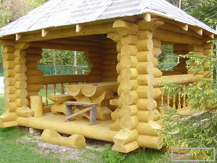 Domek w stylu domku jest wyposażony w kreatywne meble z drewnianej ramy.