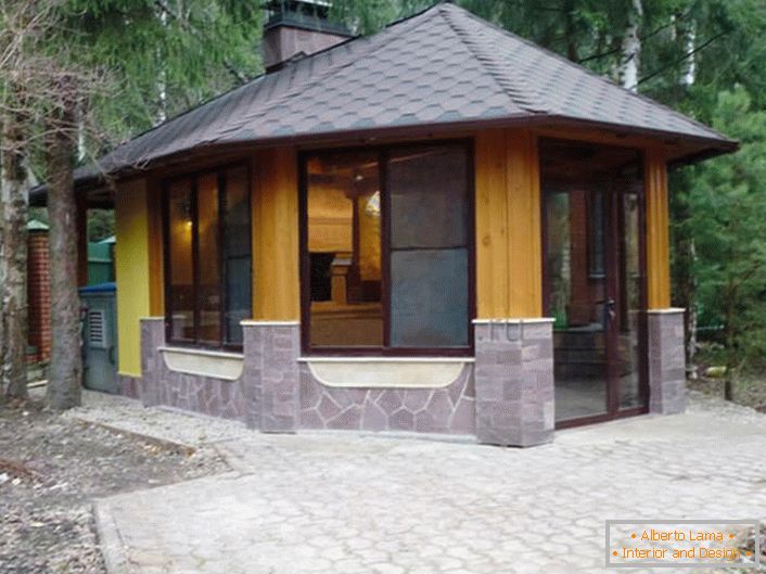 Zimowa altana w stylu domku jest idealnym rozwiązaniem do zaprojektowania strefy podmiejskiej.