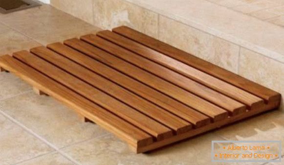 Drewniana kratownica na podłodze w łazience