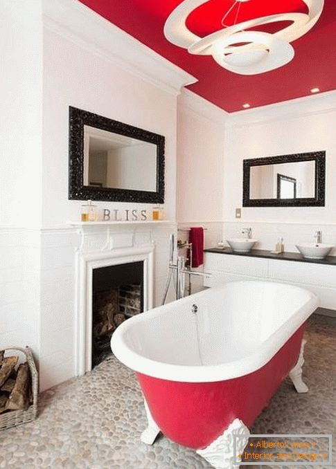 Czerwony sufit w łazience