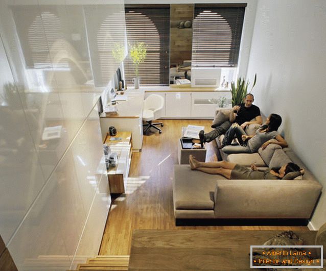 Pokój dzienny z prostokątnym mieszkaniem z jednym oknem
