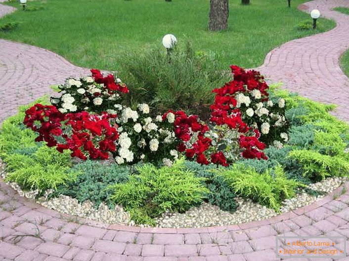 Okrągły ogród kwiatowy bez ramy może wyglądać stylowo i atrakcyjnie.