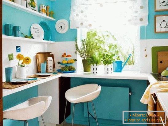 Wnętrze małej kuchni w kolorze turkusowym