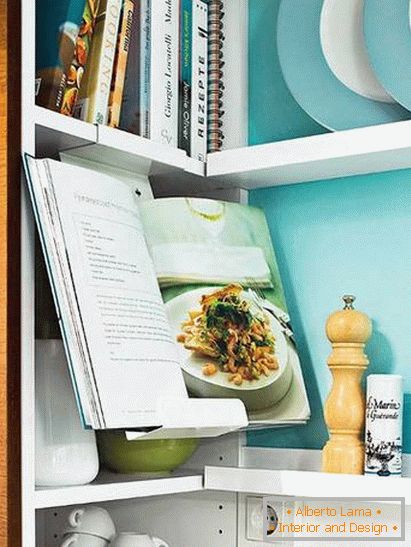 Książki i przybory w małej kuchni w kolorze turkusowym