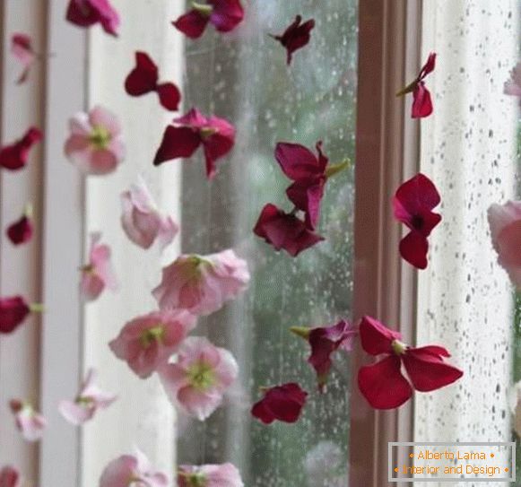Dekoracja okienna ze sztucznych kwiatów