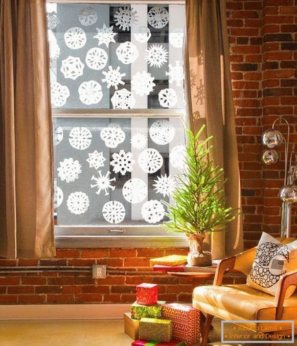 Wytnij i przyklej płatki śniegu w oknach na Nowy Rok