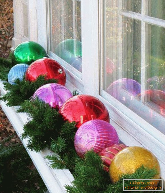 Jak ozdobić okno własnymi rękami - wystrój noworoczny na zdjęciu