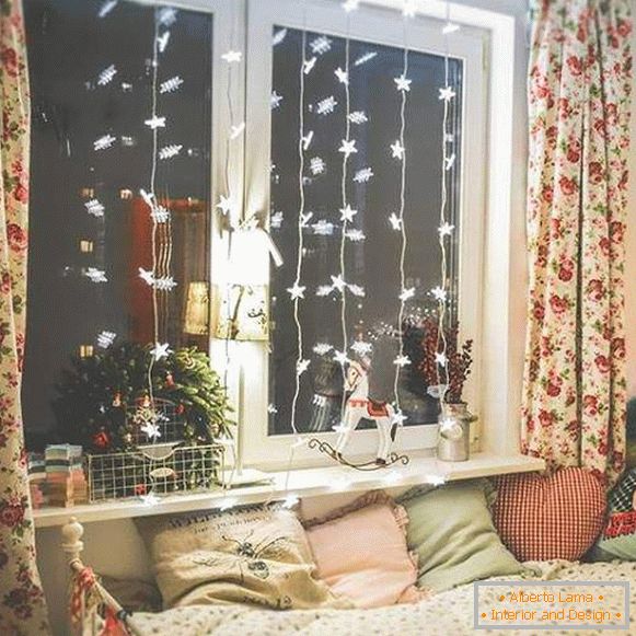 Dekoracja okna na Nowy Rok z oświetleniem LED