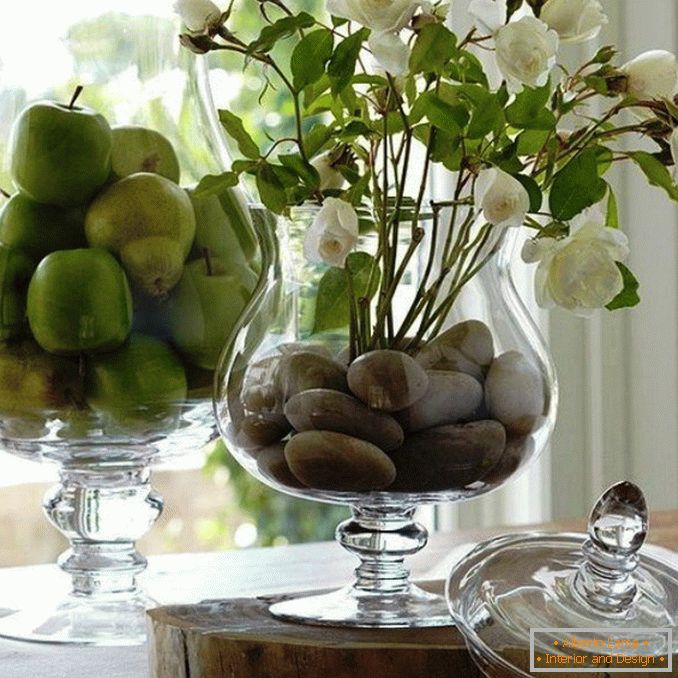 Dekoracja wazonowa z kamieniem i owocami