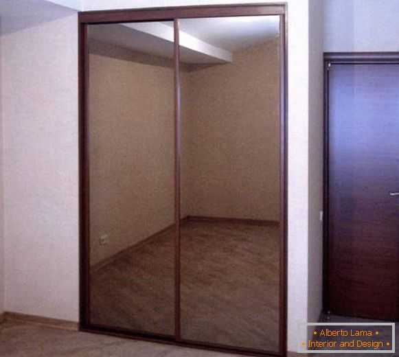 Wbudowana szafa z dwoma lustrzanymi drzwiami