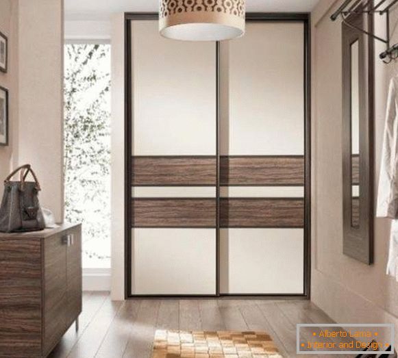 Piękne drzwi do wbudowanej szafy z drewnem