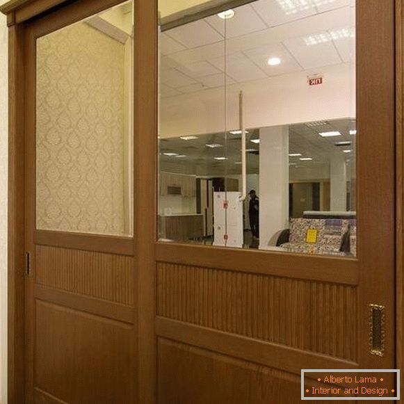 Drewniane drzwi do wbudowanej szafy z lustrem