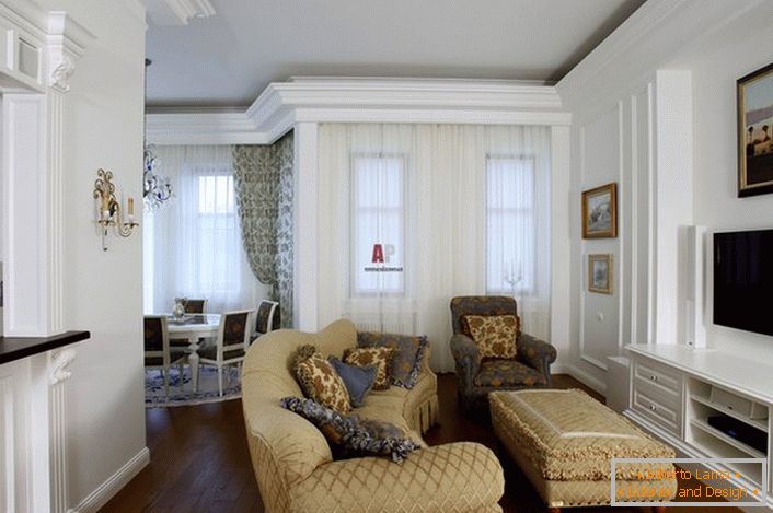 Do zaprojektowania pokoju gościnnego zastosowano jasne kolory. Meble beżowe harmonijnie łączone z białą dekoracją ścian.