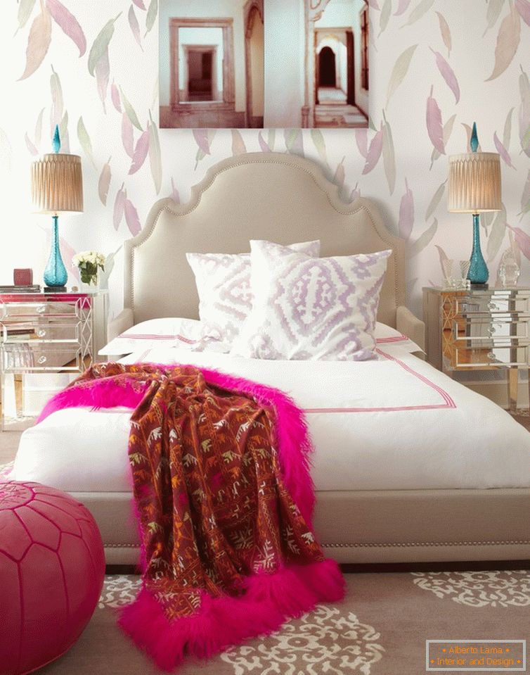 Mały styl boho w sypialni z tapetą z piór
