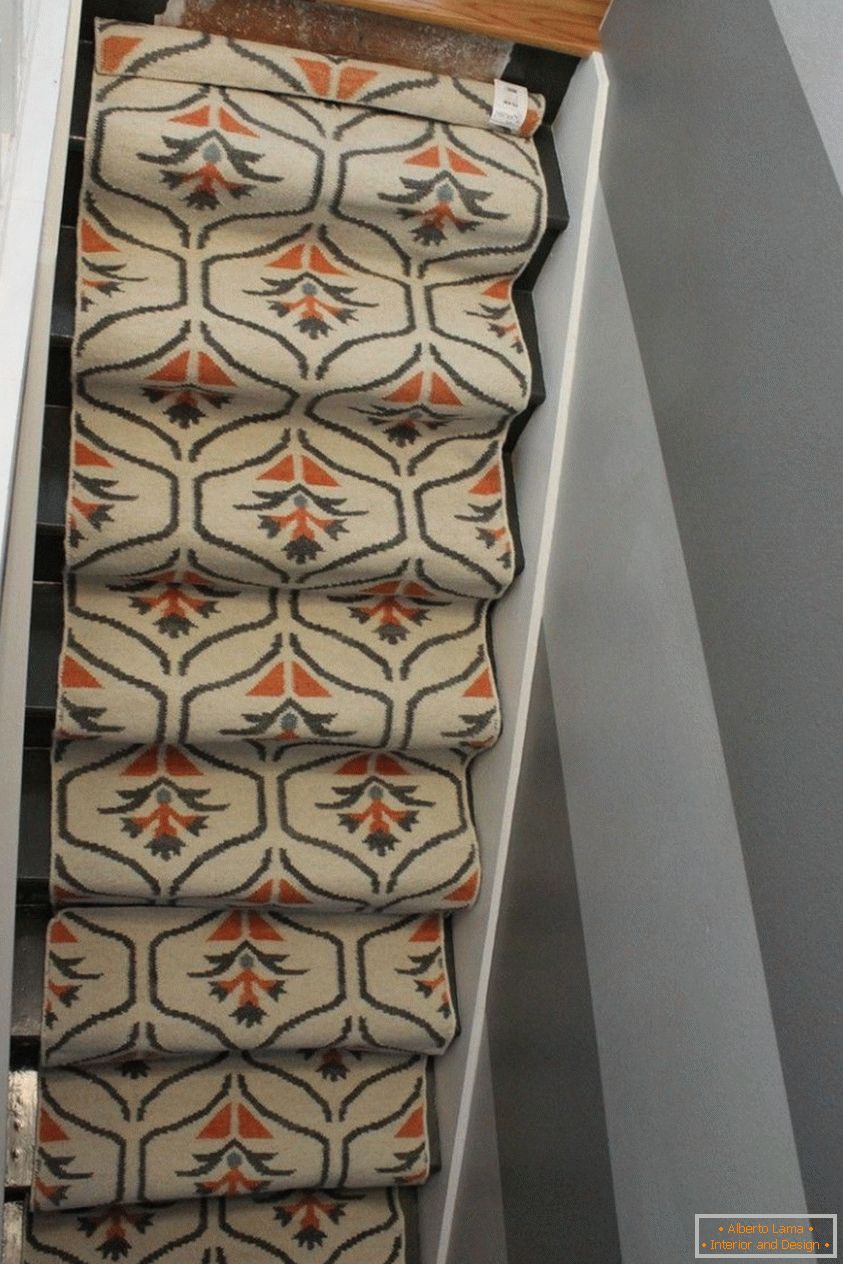 Szerokość dywanu odpowiada rozmiarowi twojej klatki schodowej