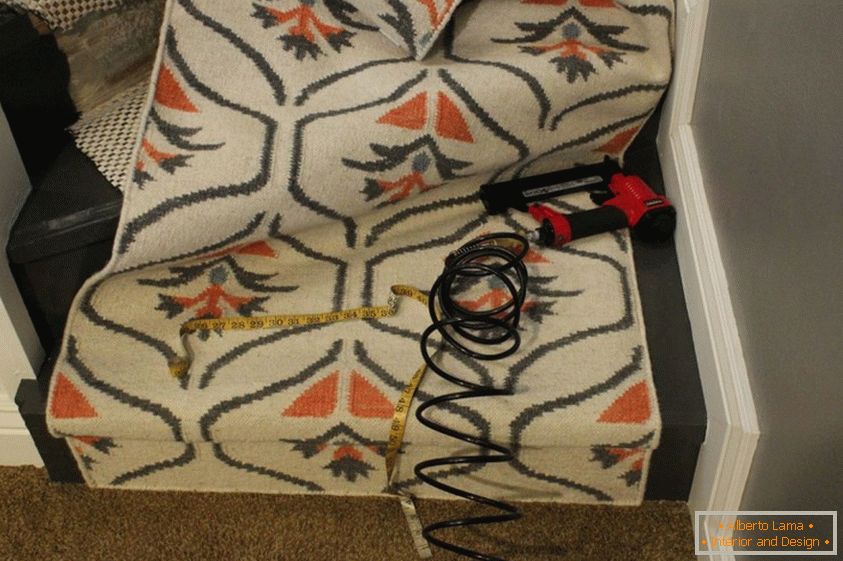 Połóż ścieżkę dywanową na schodkach w kształcie klina