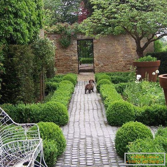 Ścieżki ogrodowe z cegły - zdjęcia chodników z kostki brukowej