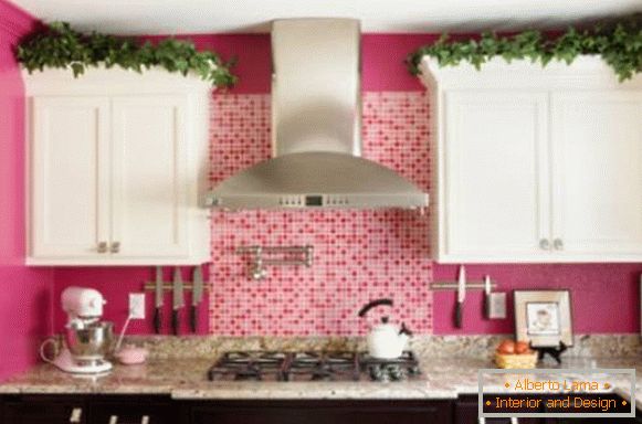 Różowe ściany i czarno-białe meble w kuchni