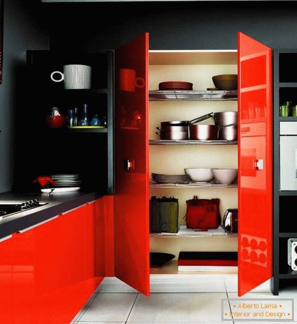 Czarne ściany i czerwone meble w projektowaniu kuchni