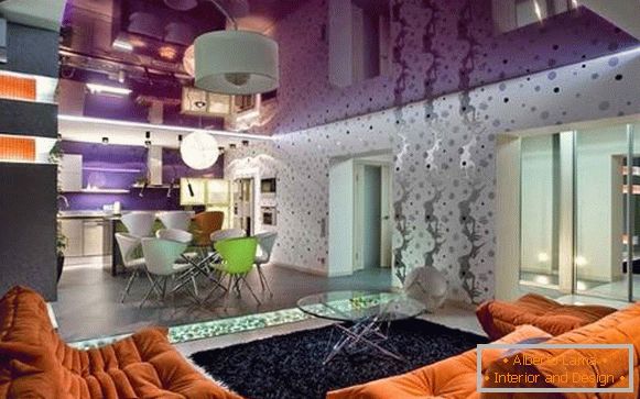 Sufity napinane w kolorze fioletowym we wnętrzu salonu