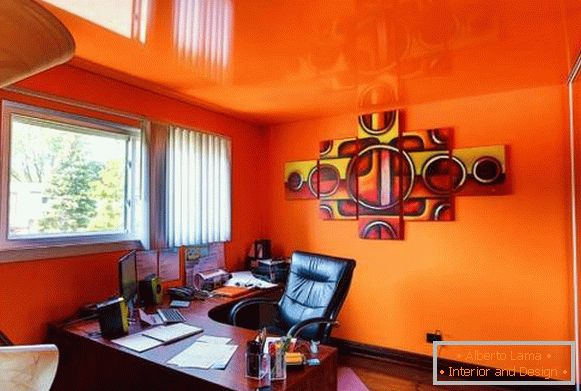 Jasne wnętrze z sufitem w kolorze pomarańczowym