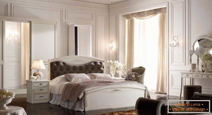 Do dekoracji sypialni w stylu Art Deco wykorzystano meble modułowe. Łóżko z miękkim zagłówkiem znajduje się pośrodku kompozycji.