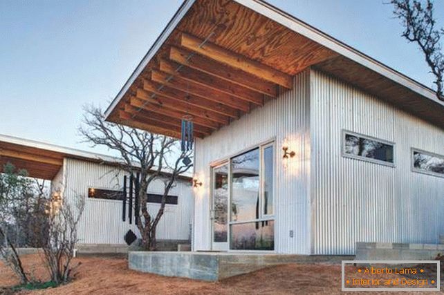 Mały niedrogi drewniany dom w USA