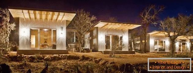Mały niedrogi drewniany dom w USA: ночью