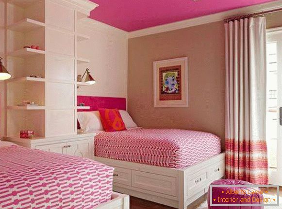 Różowy projekt sypialni dla dwóch dziewczyn
