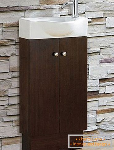 Toaletka Glenwood zaprojektowana w małej łazience