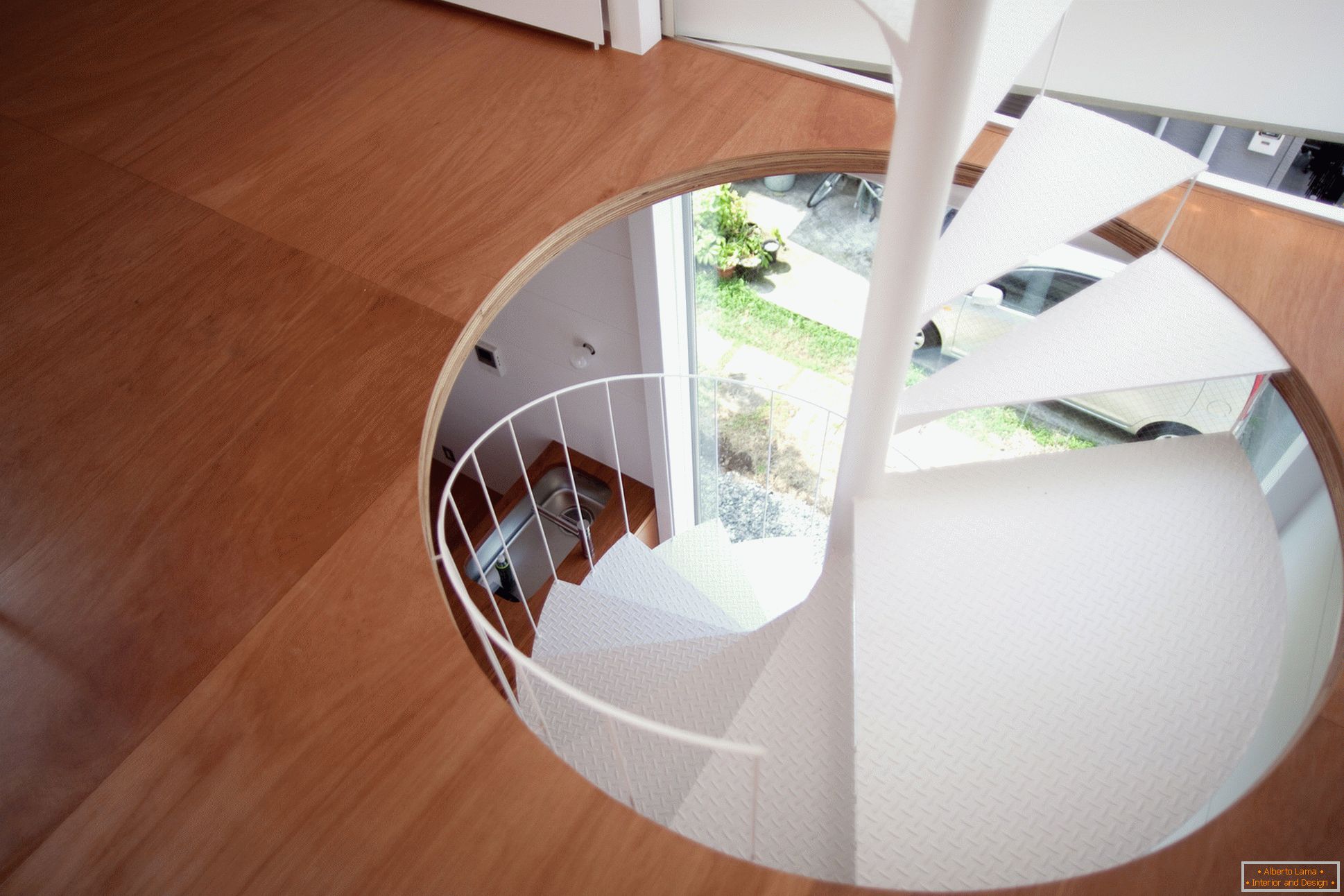 Spiralne schody w kompaktowym domu