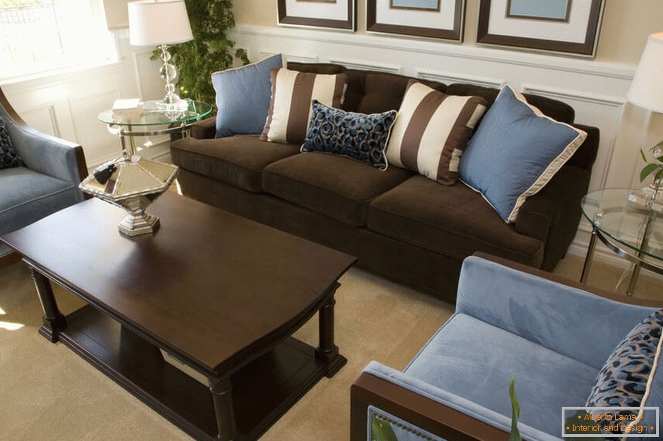 Brązowa sofa i niebieskie poduszki